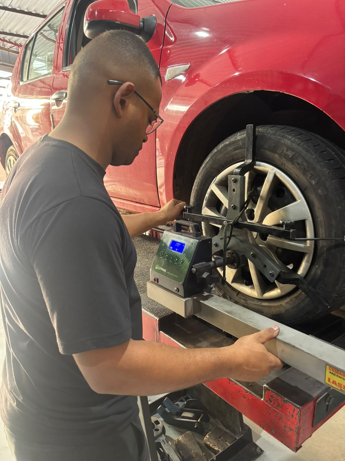 Equipamento de alinhamento no Stillo Auto Center